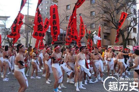 世界上最奇葩的节日，日本屁股节(光着屁股玩泼水真变态)