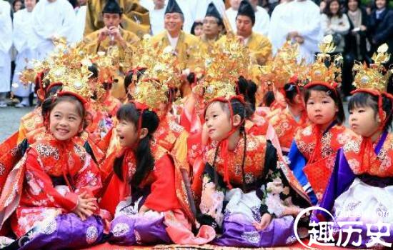 世界上最奇葩的节日，日本屁股节(光着屁股玩泼水真变态)